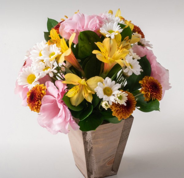 Arranjo Pequeno de Rosas e Astromélias